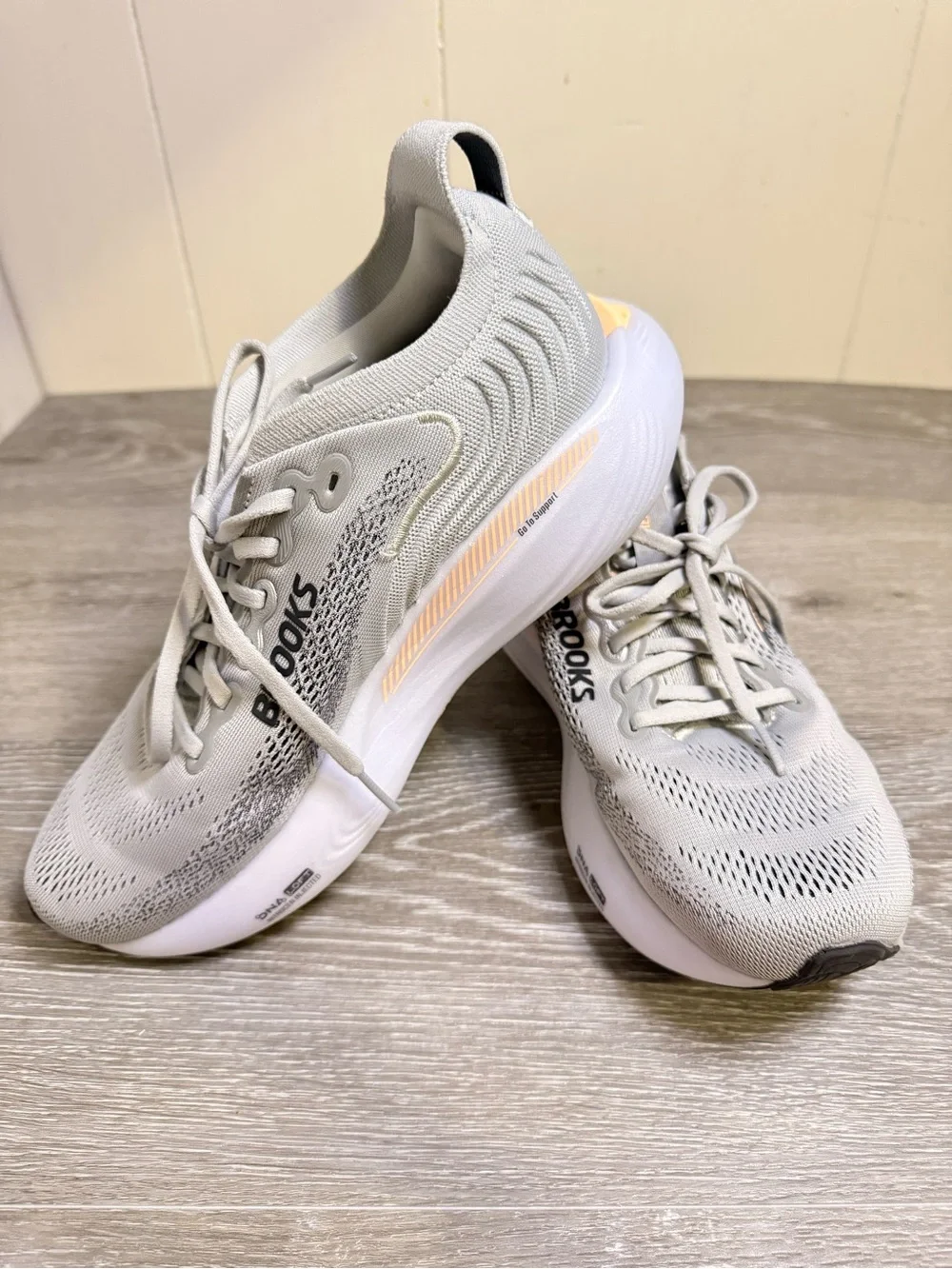 Brooks Adrenaline GTS 25 Gray Peach Running Shoes Wide D Sz 8.5